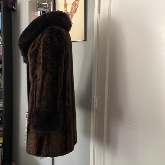 Vintage long length brown faux fur coat - Picture 2 of 6